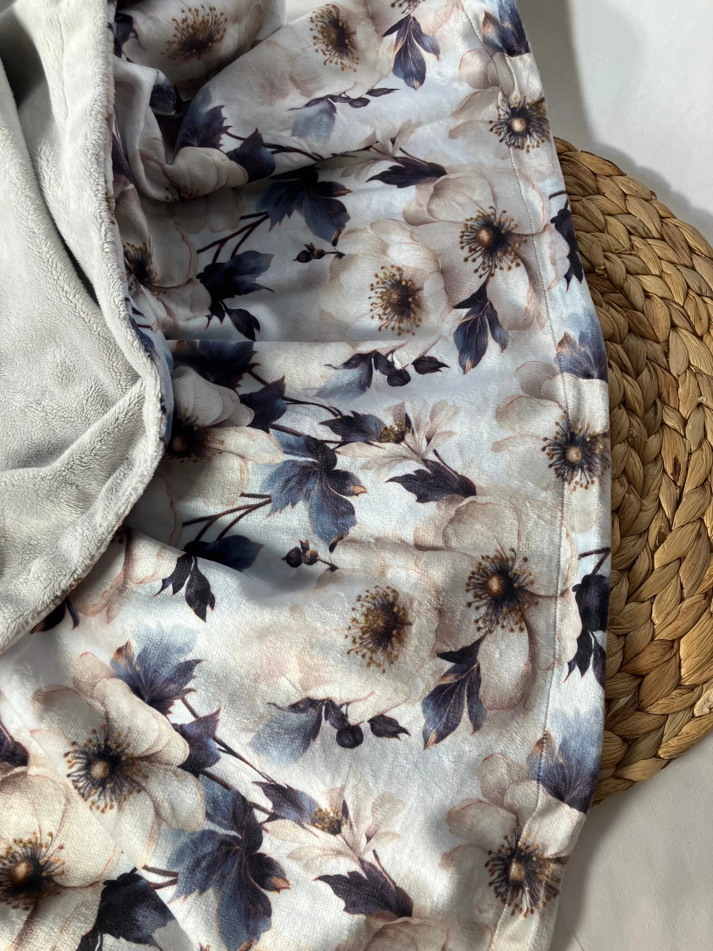 Couverture douce en minky - Fleurs grises - Bébé bonheur